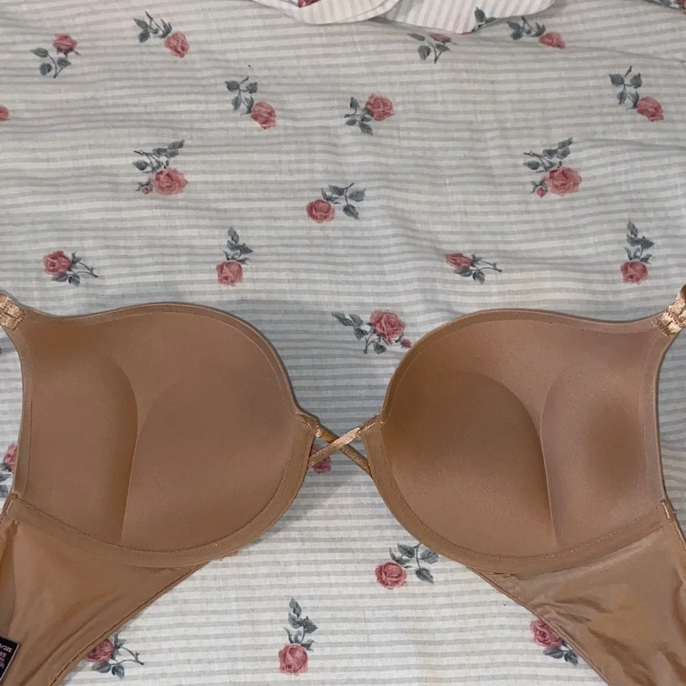 Victoria's Secret Bombshell 32 C - Nude Brown - Picture 3 of 7